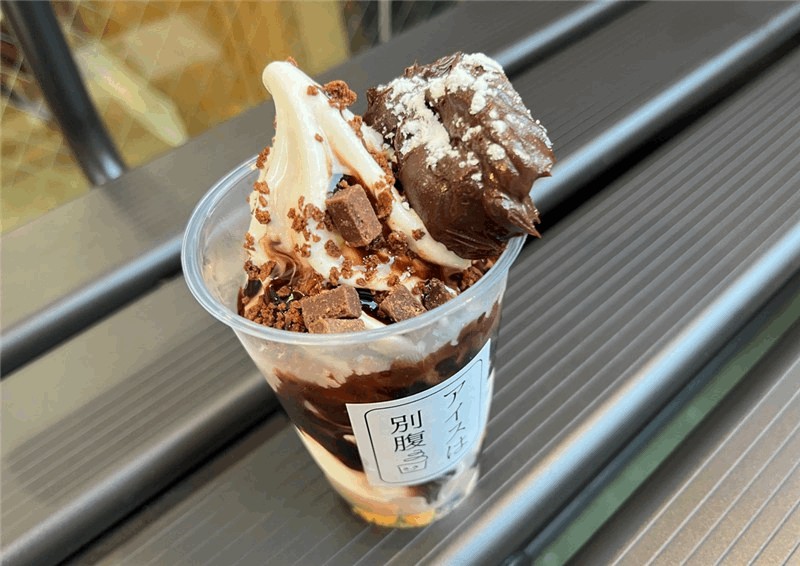 「アイスは別腹」濃厚生チョコを体験｜店内2席・外にベンチ席