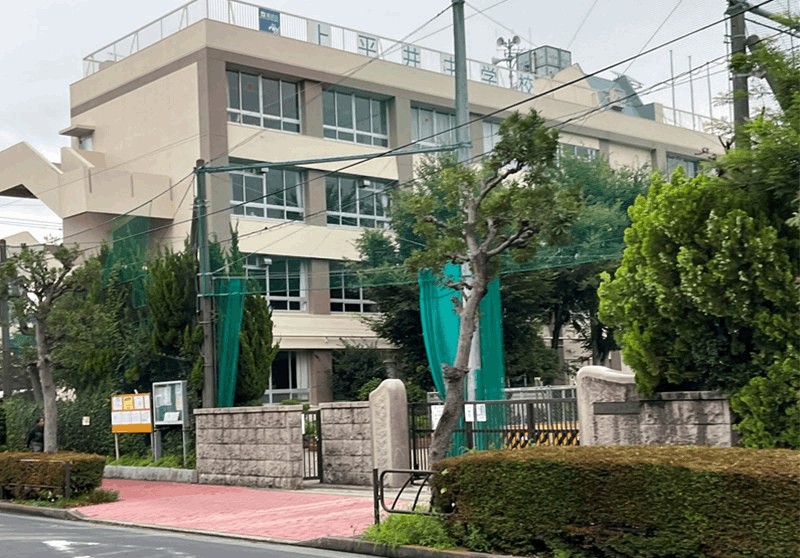 「上平井中学校」の校庭側の門