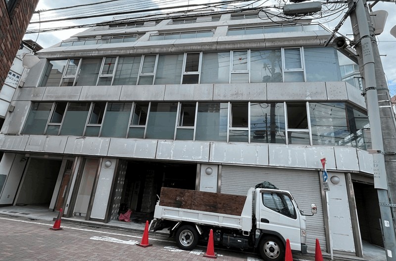 内部が撤去されたフォーラム新小岩（ココカラファイン新小岩北口店跡）