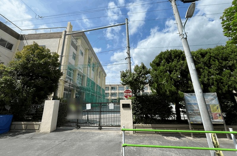 小松南小学校の校庭側入口