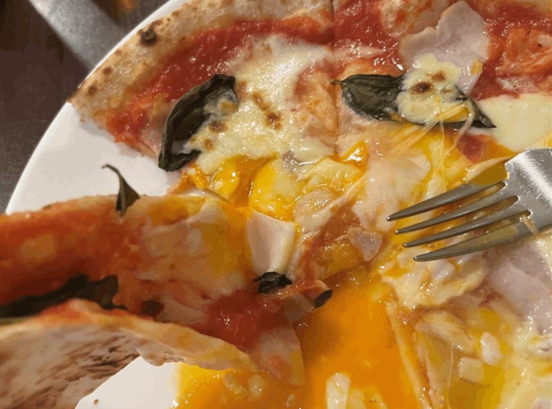 「Pizza フック」ビスマルクの中央の黄身