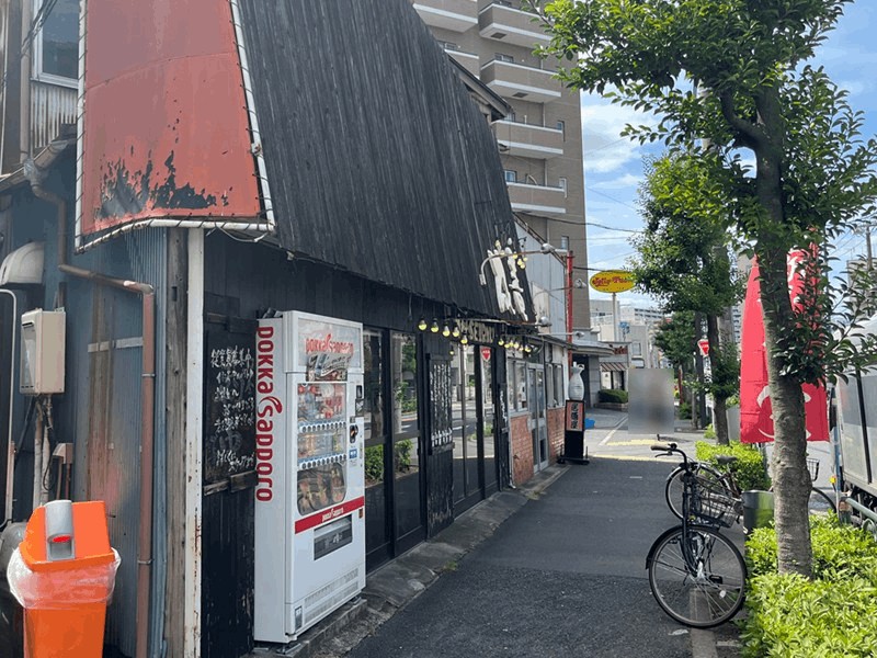 平和橋通り沿いにある成竜の外観