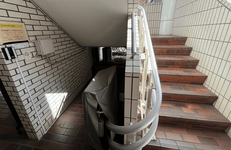 「ウノ耳鼻咽喉科」は昇降機