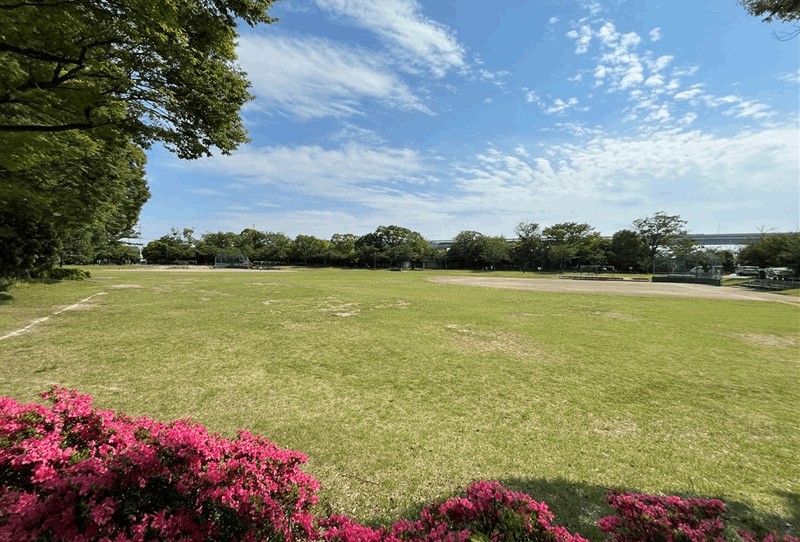 「新小岩公園」野球ができる大きなスポーツ広場は2面